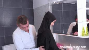 Musulmanki fuck in the bathroom